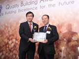 Ir Dr. Eddie Lam present souvenir to QBA2012 Honorary Advisor Ir Dr. Hon. HO Chung Tai, Raymond, SBS, S.B.St., JP 