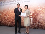 Ir Dr. Eddie Lam present souvenir to QBA2012 Honorary Patron, Mrs. Carrie Lam, JP 